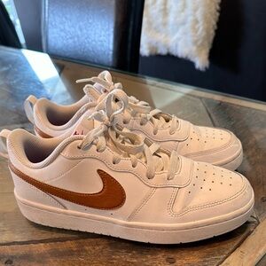 White Nike Air Force shoes men’s 7/woman’s 9